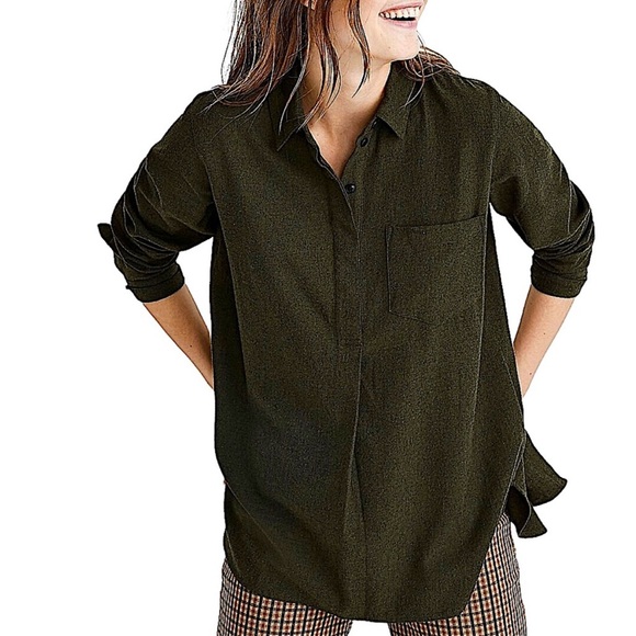 Madewell Tops - Madewell classic ex boyfriend button back detail top